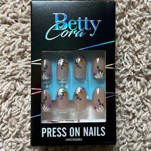 Betty Cora press on nails
